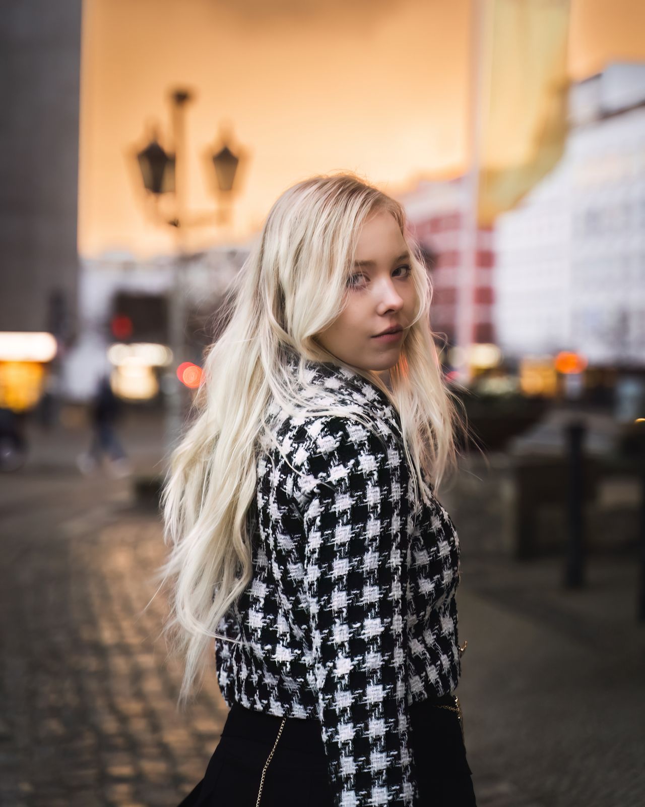Portrait einer jungen Frau in der Abendstadt